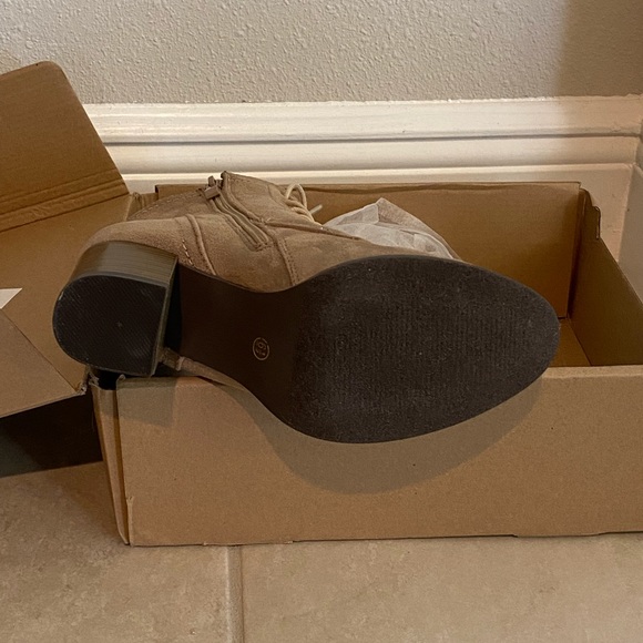 NIB Journee Collection “Baylor” taupe faux suede bootie, size 6.5 medium - Picture 3 of 13